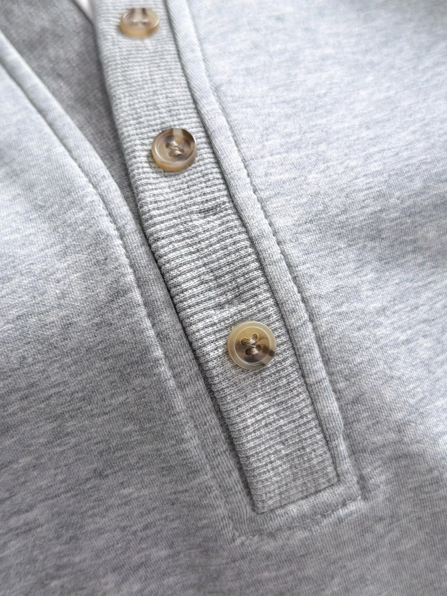Mengkou 2026 long-sleeved lapel sweatshirt for men and women Same Style. Many stars have the same style, the top Original version. Feel free to compare🆚The fabric is custom-dyed and lightly sprayed and distressed. The fabric, material, and details are consistent with the original version. Special cotton and linen fabrics are selected. The fabric cost is extremely expensive. It is twice as expensive as pure cotton materials. We will do better at all costs. Three standards are complete. The comparison between non-market products and my fabrics is very different. Only the top version is made! Size: M-4XL